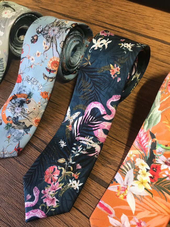 Marineblauwe zijden das, 'Enticement' roze slangenmotief en tropische bloemen