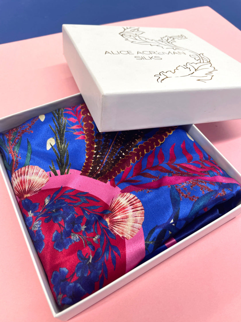 Pañuelo de seda azul real ‘Flourish’ con estampado de girasoles y flores silvestres