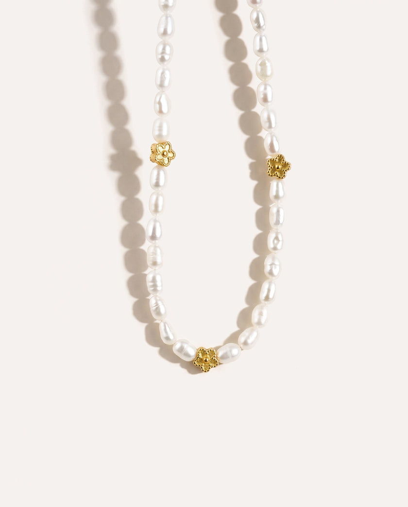 Collana di perle a fiore