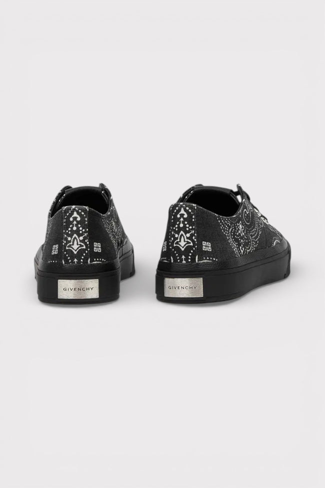 Nízké tenisky Givenchy City s motivem 4G Bandana v černo-bílé barvě