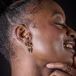 Pendientes de aro con charm de corazón negro y dorado