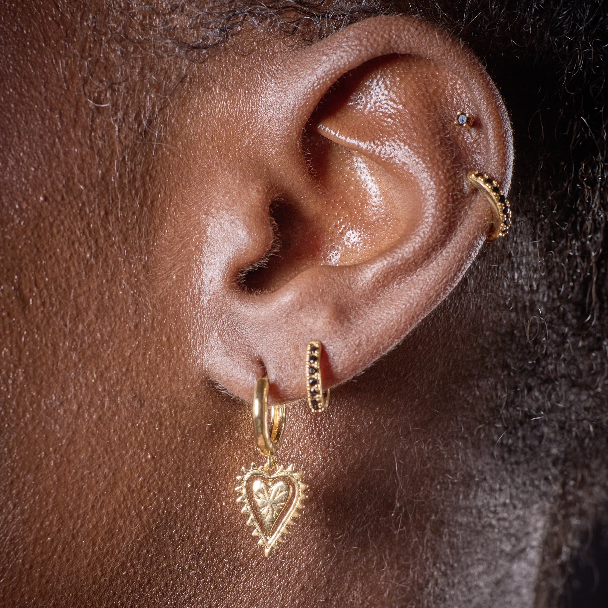 Pendientes de aro con charm de corazón negro y dorado