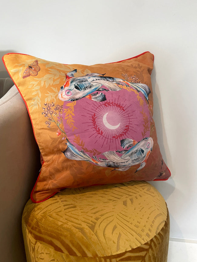 Koi aquarel kunstkussen 'Golden pool', dubbelzijdig design met visillustratie, gemaakt van vegan-vriendelijk suède