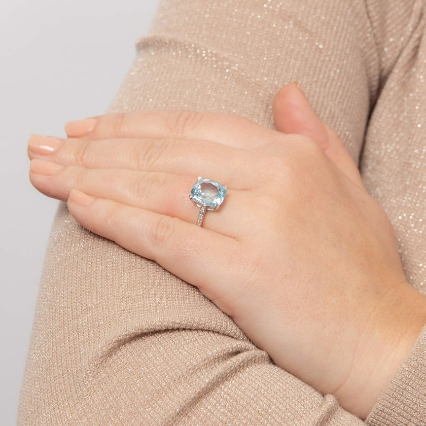 Anillo llamativo Elements Gold de piedras semipreciosas con hombro de diamante