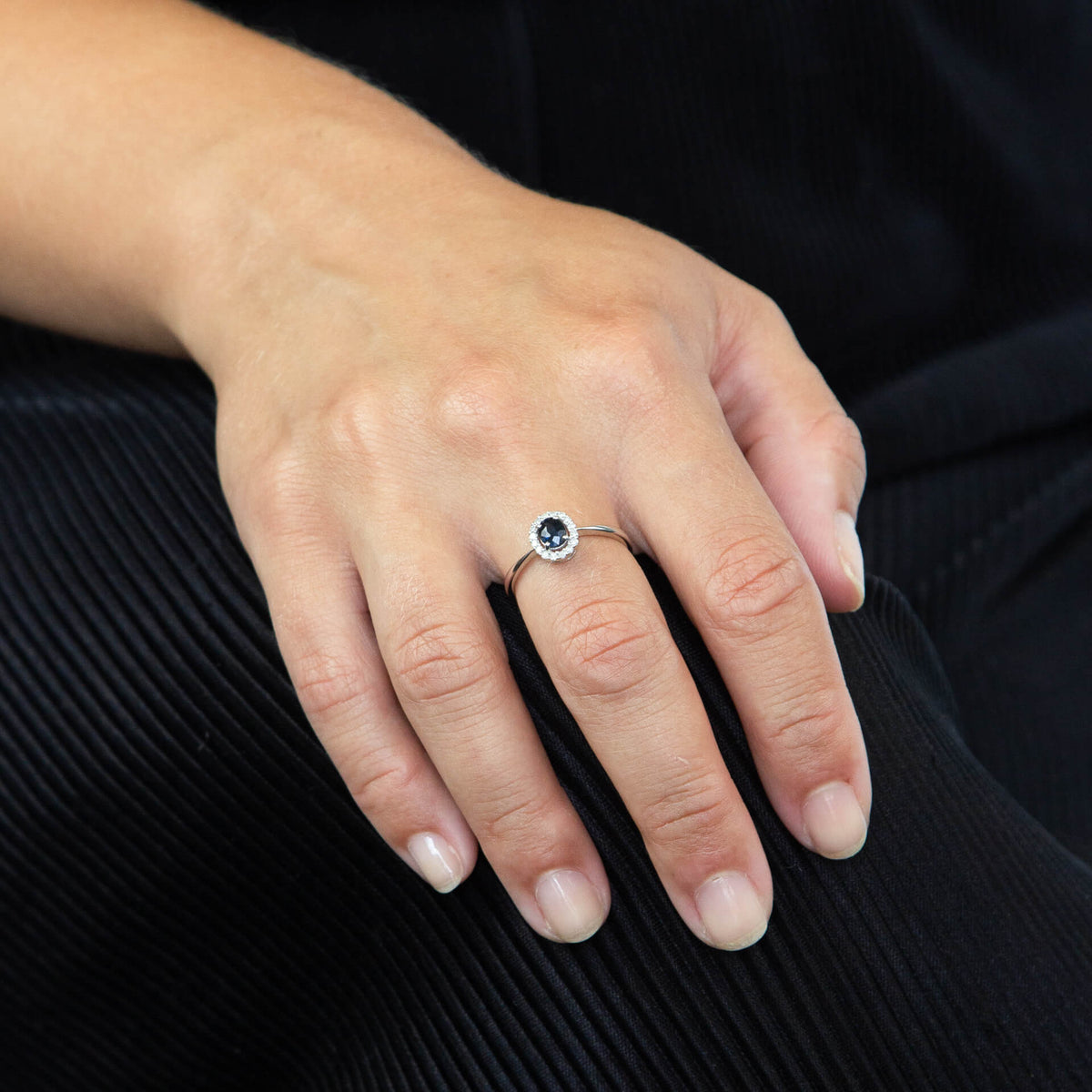 Anillo de oro Elements con piedras preciosas y racimo de diamantes alrededor
