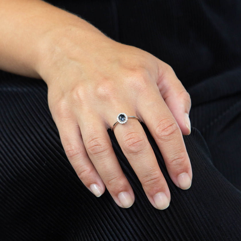 Anillo de oro Elements con piedras preciosas y racimo de diamantes alrededor