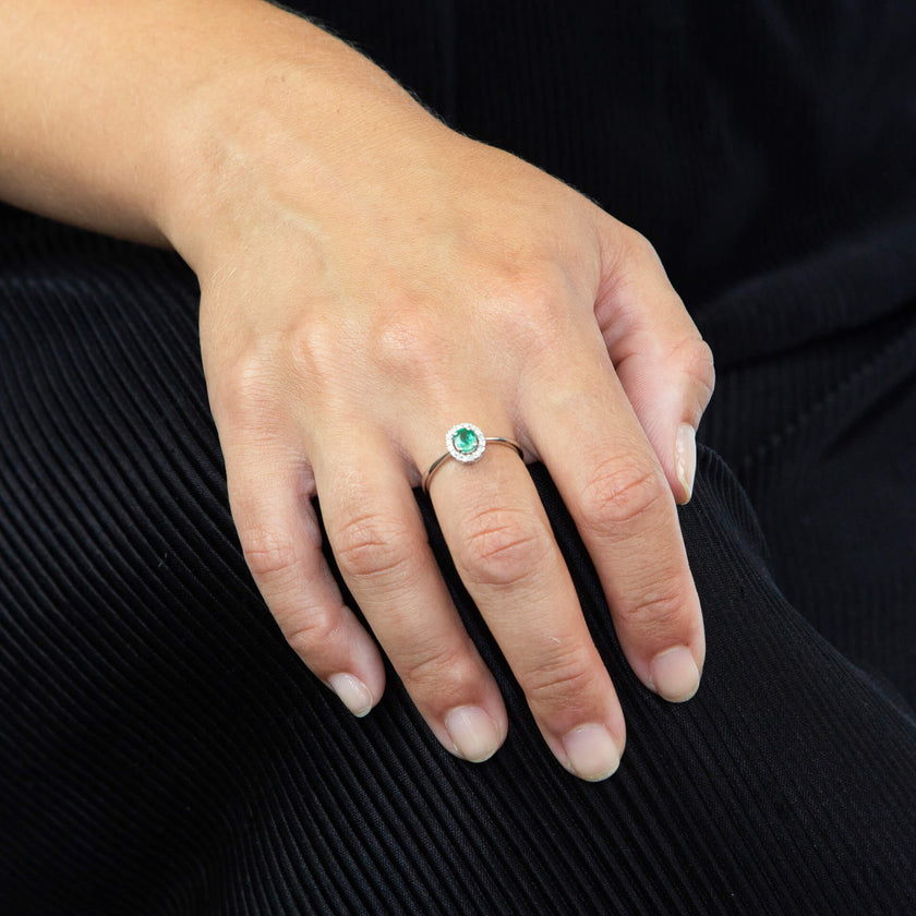 Anillo de oro Elements con piedras preciosas y racimo de diamantes alrededor