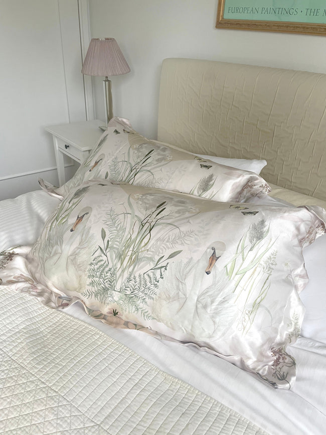 Crème en neutrale zijden kussensloop met handbeschilderde 'Graceful' print, standaardformaat Oxford-stijl kussensloop
