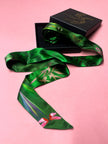 Pañuelo de seda satinada 'Greenery' con estampado floral, insectos y piedras preciosas en color verde