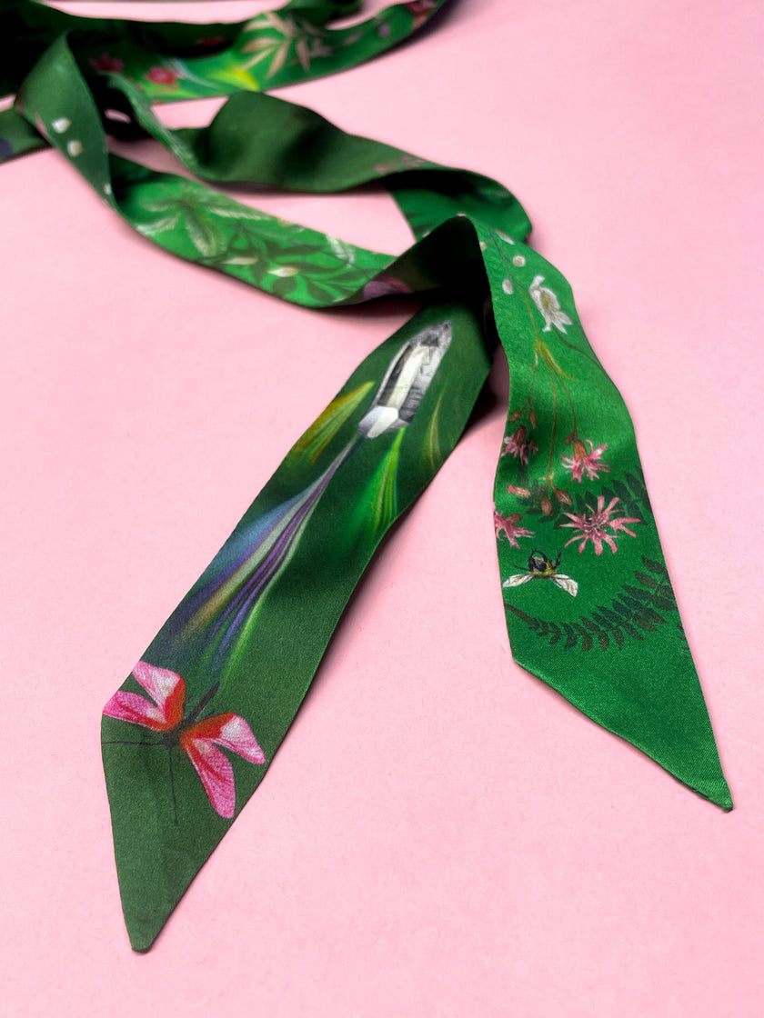 Pañuelo de seda satinada 'Greenery' con estampado floral, insectos y piedras preciosas en color verde