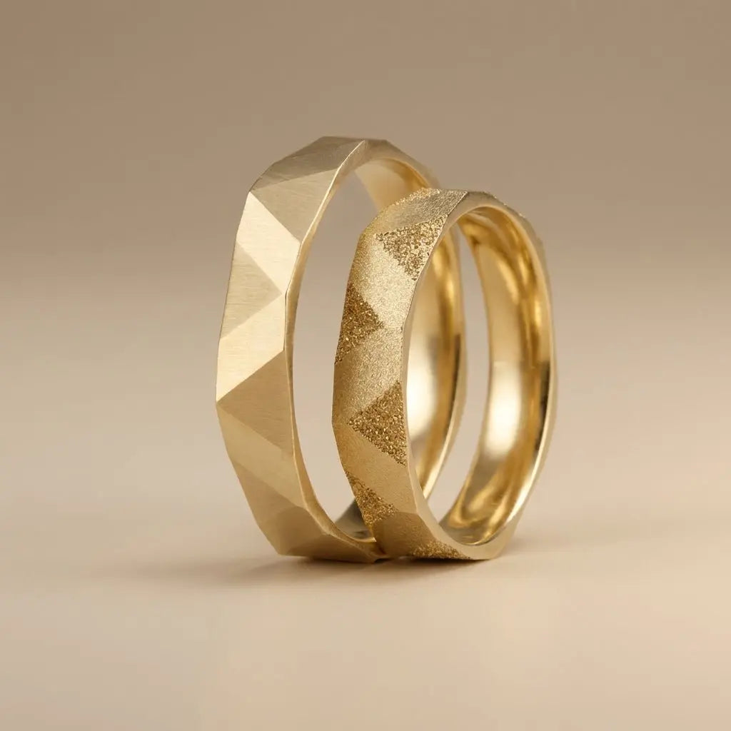 3,5 mm breiter Ehering aus Gold – Pyramidenfacetten-Sandstrahl-Detail – 9kt/14kt/18kt Gold