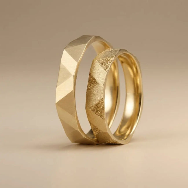 3,5 mm breiter Ehering aus Gold – Pyramidenfacetten-Sandstrahl-Detail – 9kt/14kt/18kt Gold