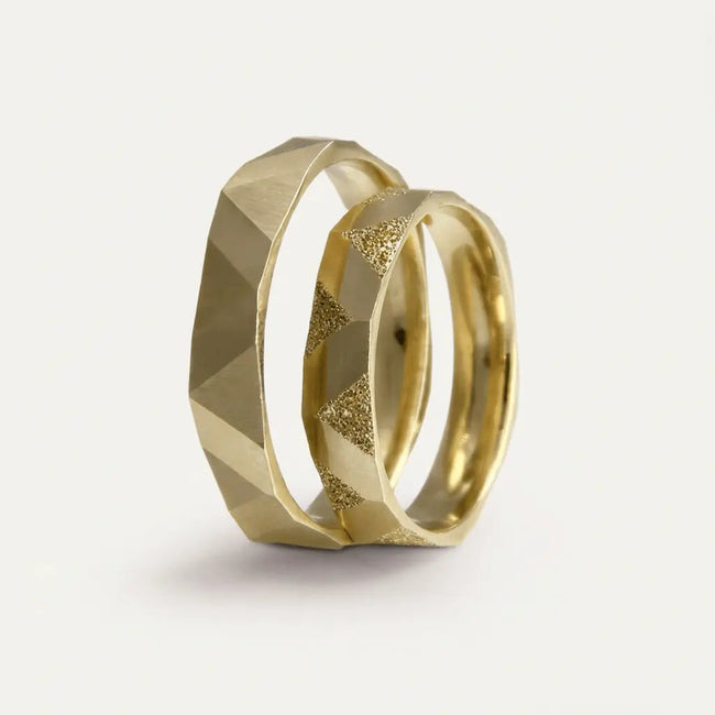 3,5 mm breiter Ehering aus Gold – Pyramidenfacetten-Sandstrahl-Detail – 9kt/14kt/18kt Gold