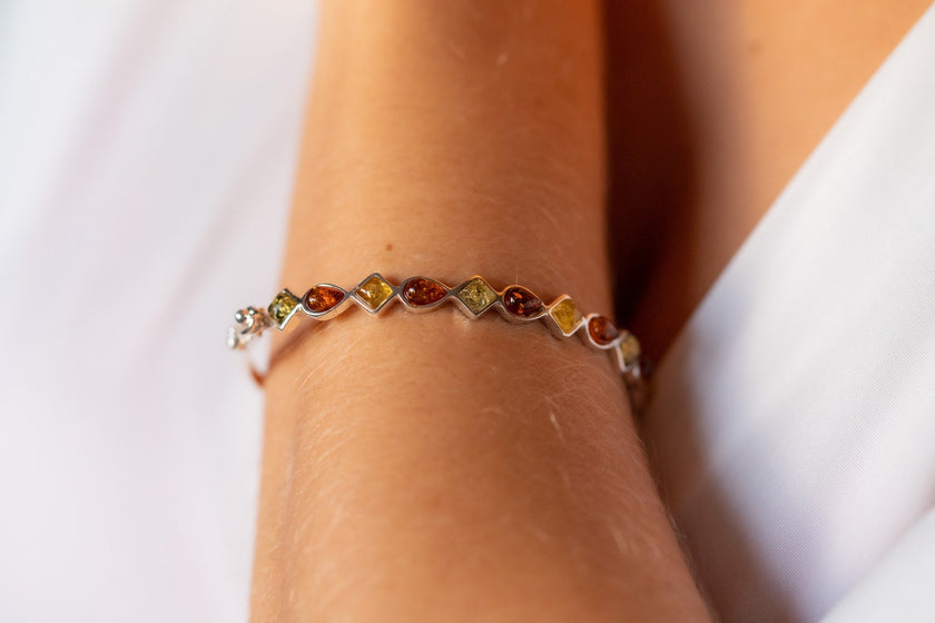 Brazalete geométrico de ámbar multicolor