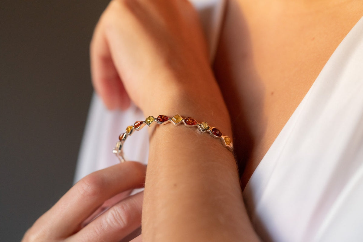 Brazalete geométrico de ámbar multicolor