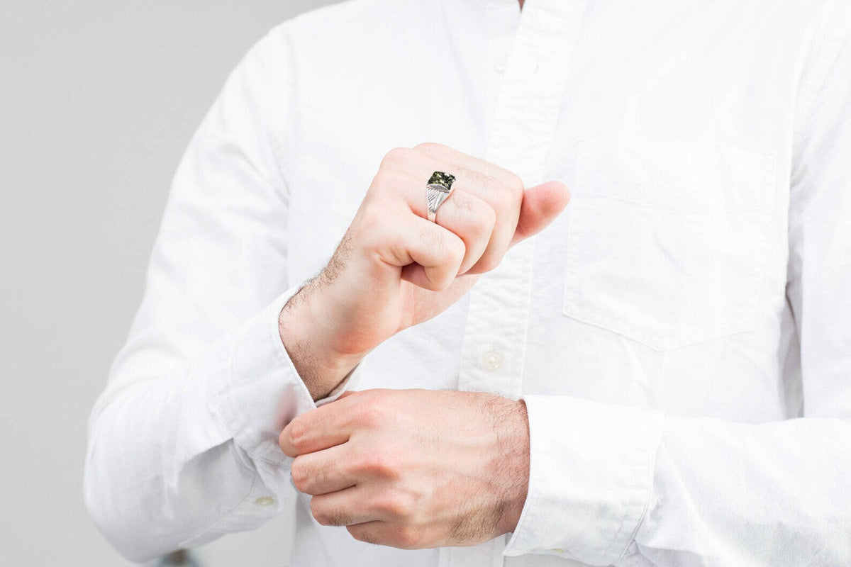 Herenring met groene barnsteen solitaire