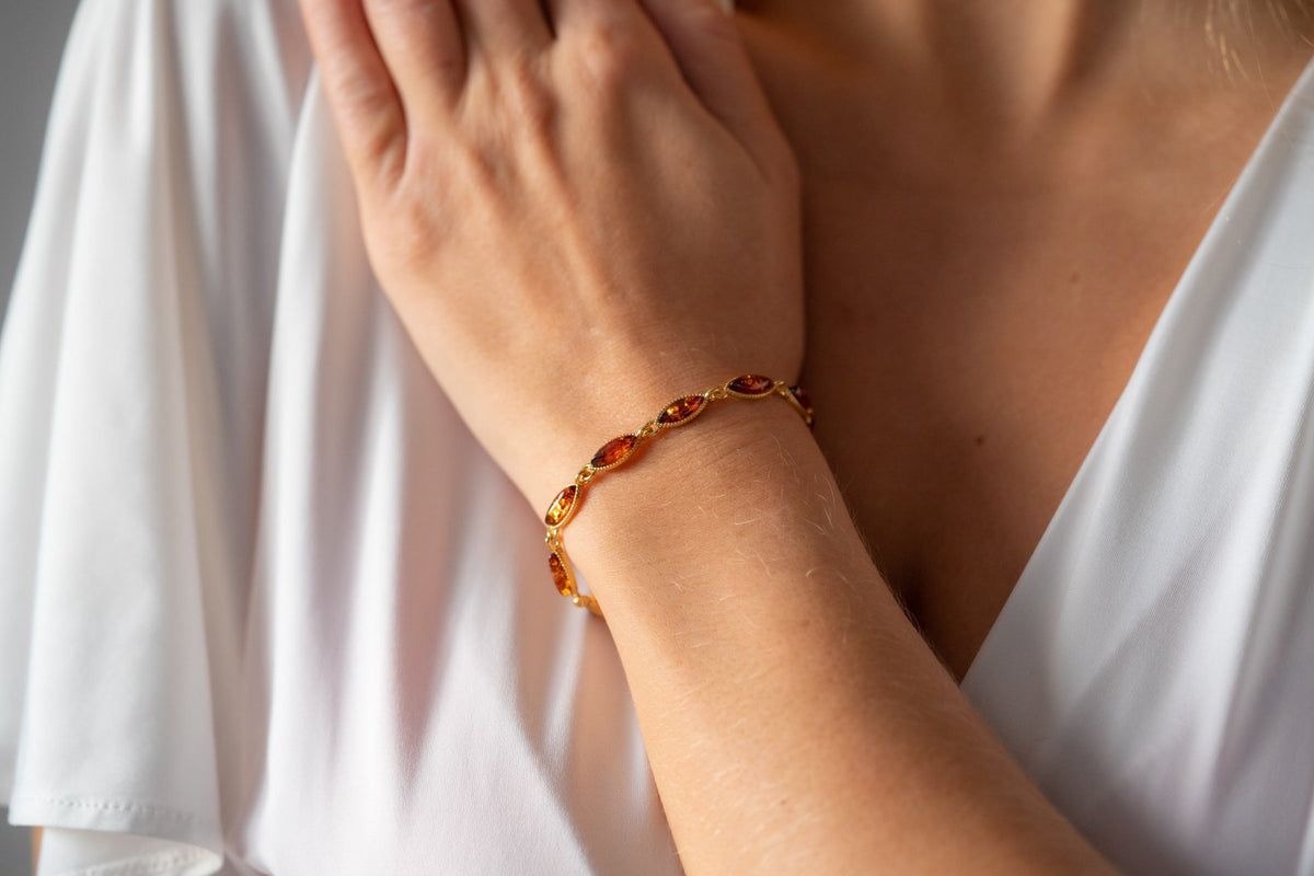 Zierliches Armband aus vergoldetem Silber mit Bernstein