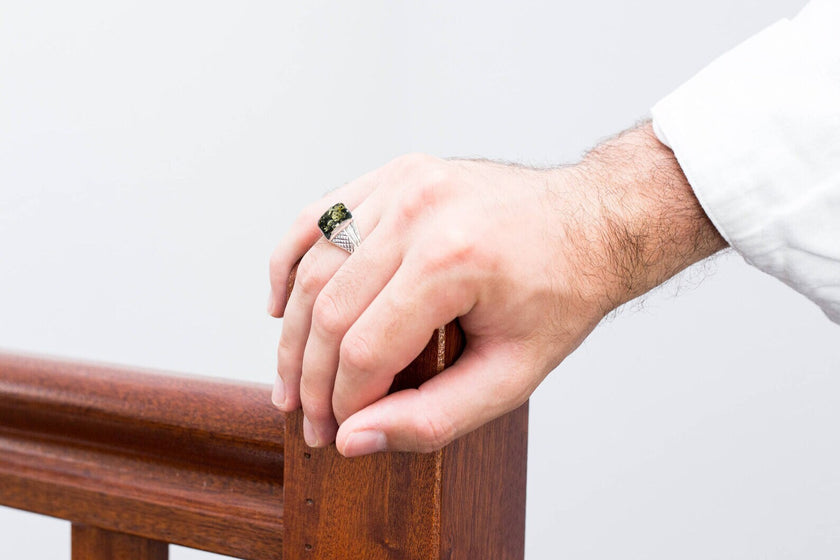 Herenring met groene barnsteen solitaire