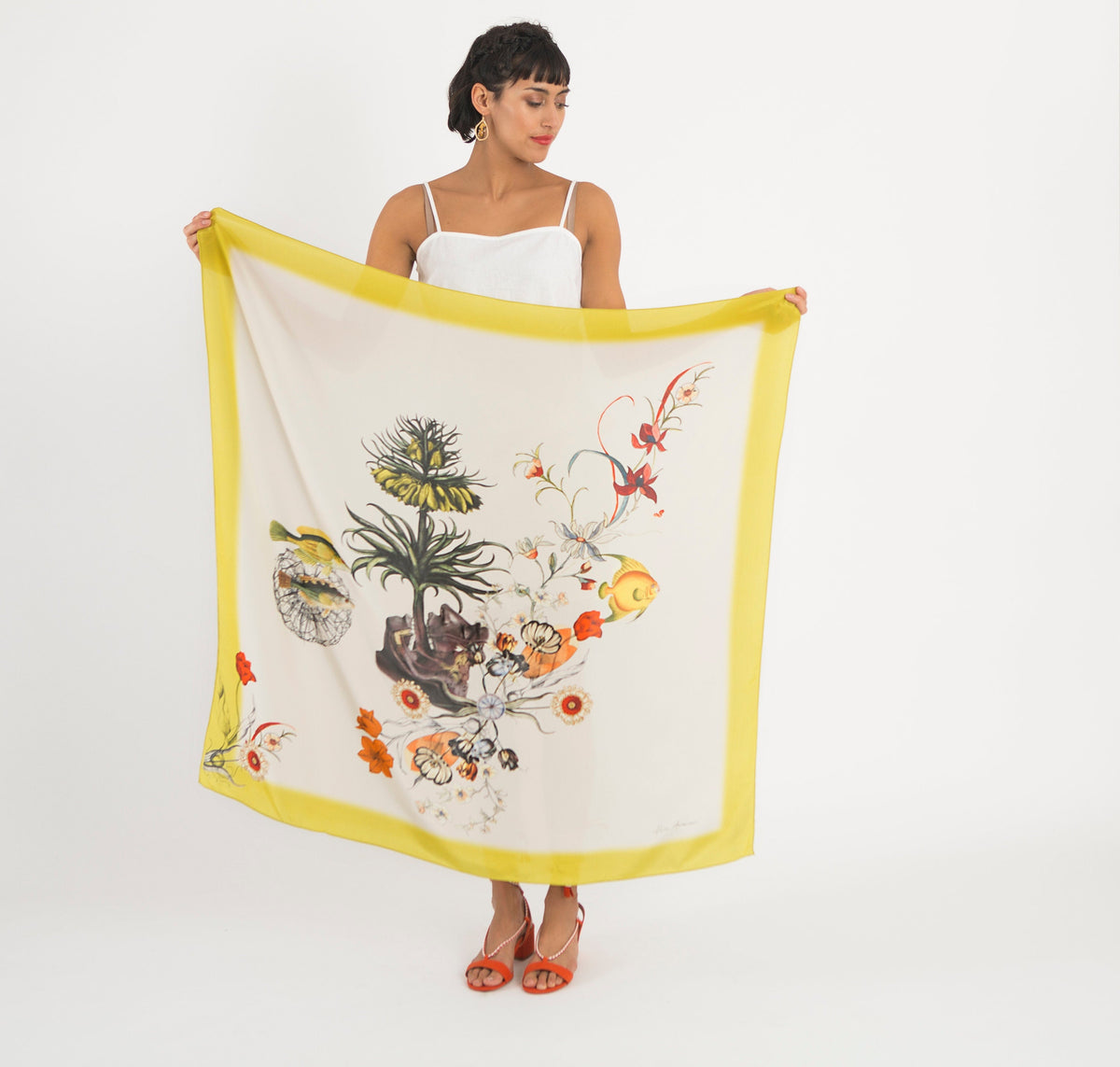 Pañuelo de seda cuadrado grande verde lima, accesorio de lujo con ilustración botánica 'Tropics Silk'