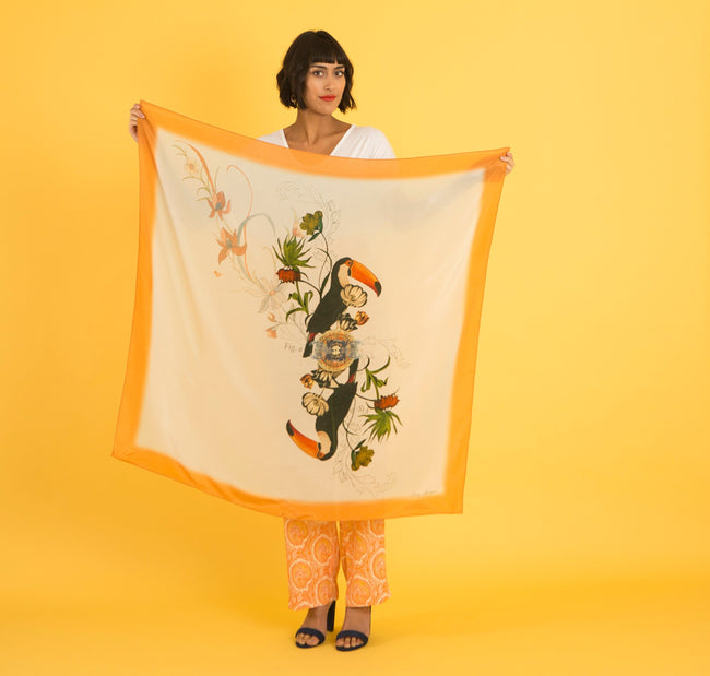 Vierkante zijden sjaal met oranje rand 'Toucan Silk'