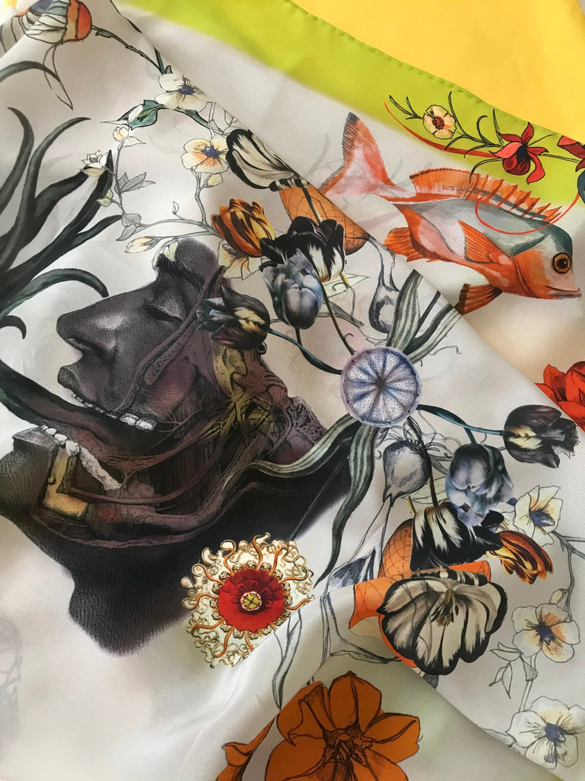 Pañuelo de seda cuadrado grande verde lima, accesorio de lujo con ilustración botánica 'Tropics Silk'