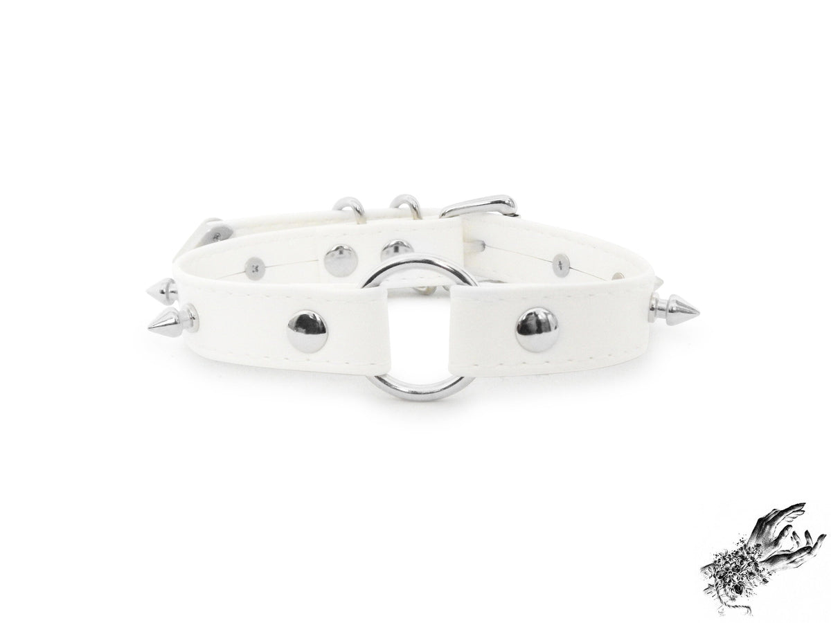 Gargantilla blanca de piel sintética con aros y tachuelas