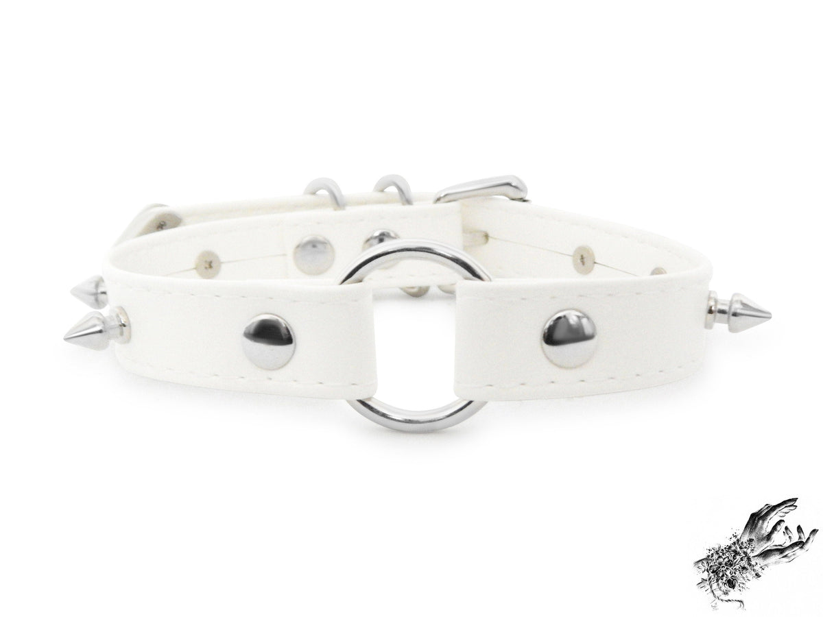 Gargantilla blanca de piel sintética con aros y tachuelas