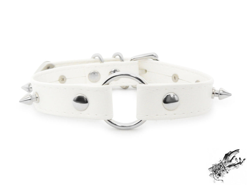 Gargantilla blanca de piel sintética con aros y tachuelas