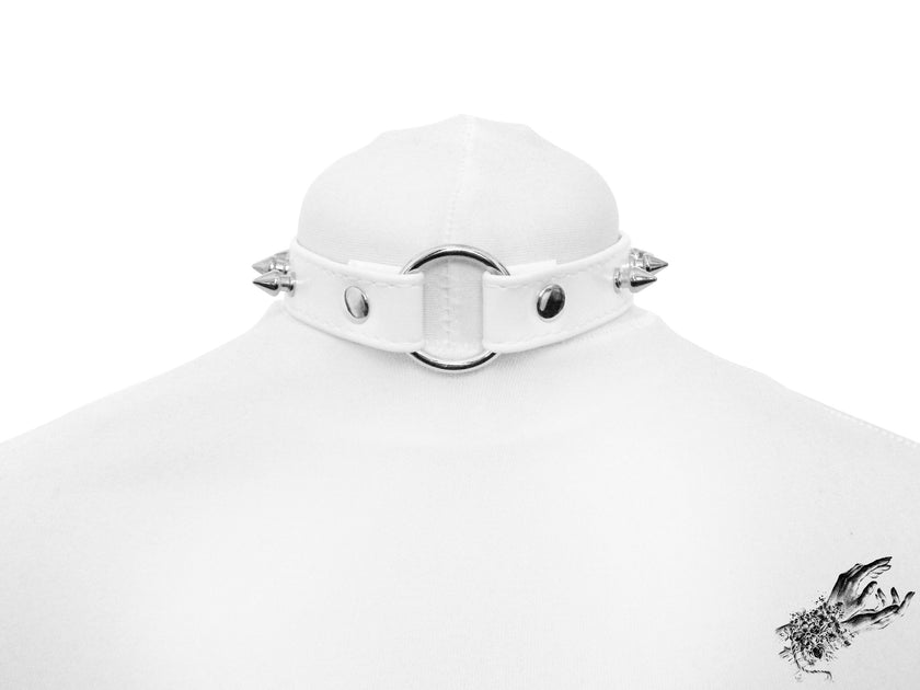 Gargantilla blanca de piel sintética con aros y tachuelas