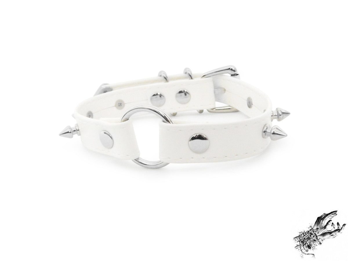 Gargantilla blanca de piel sintética con aros y tachuelas