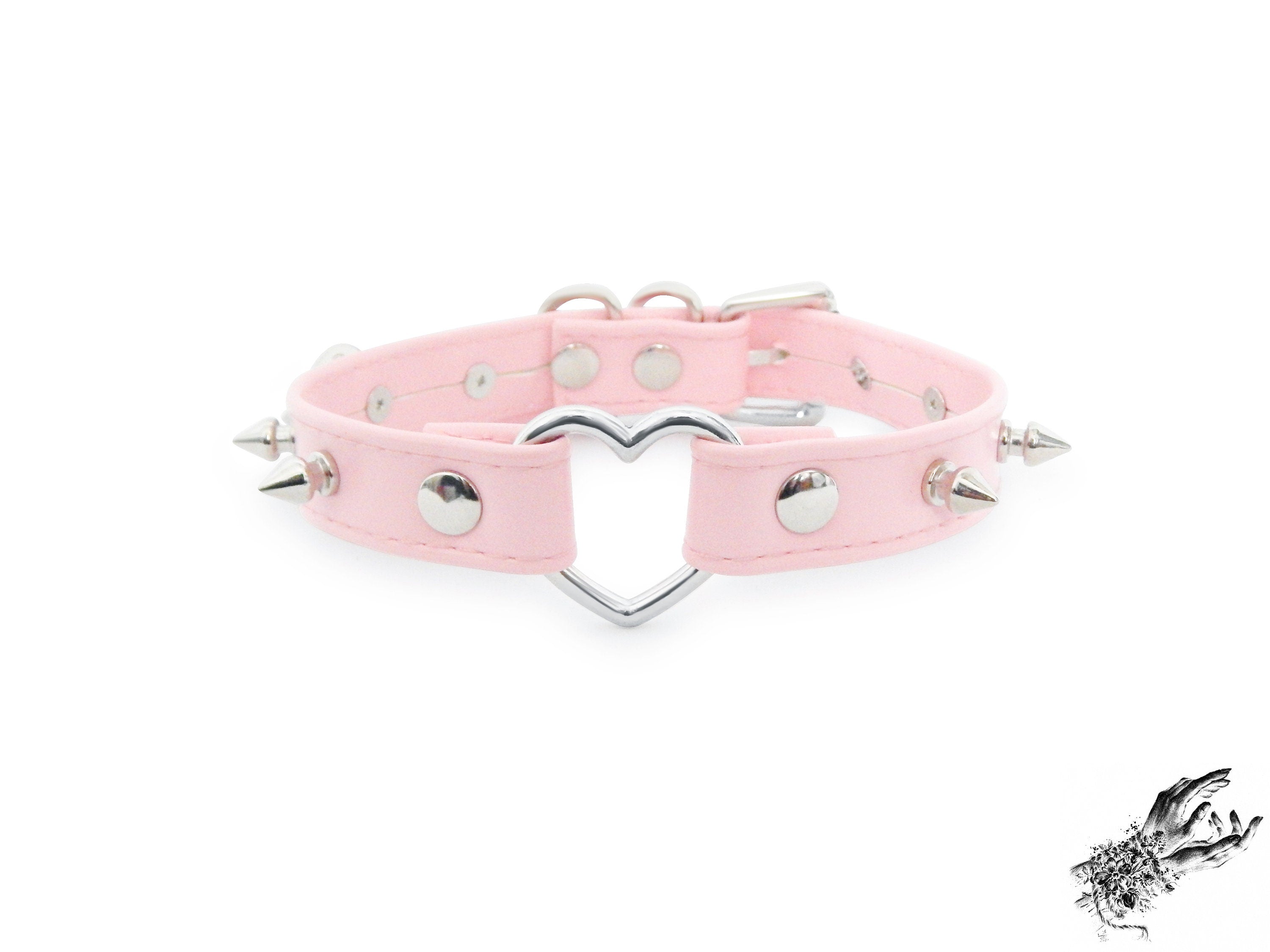 Gargantilla con aro de corazón con tachuelas de piel sintética rosa