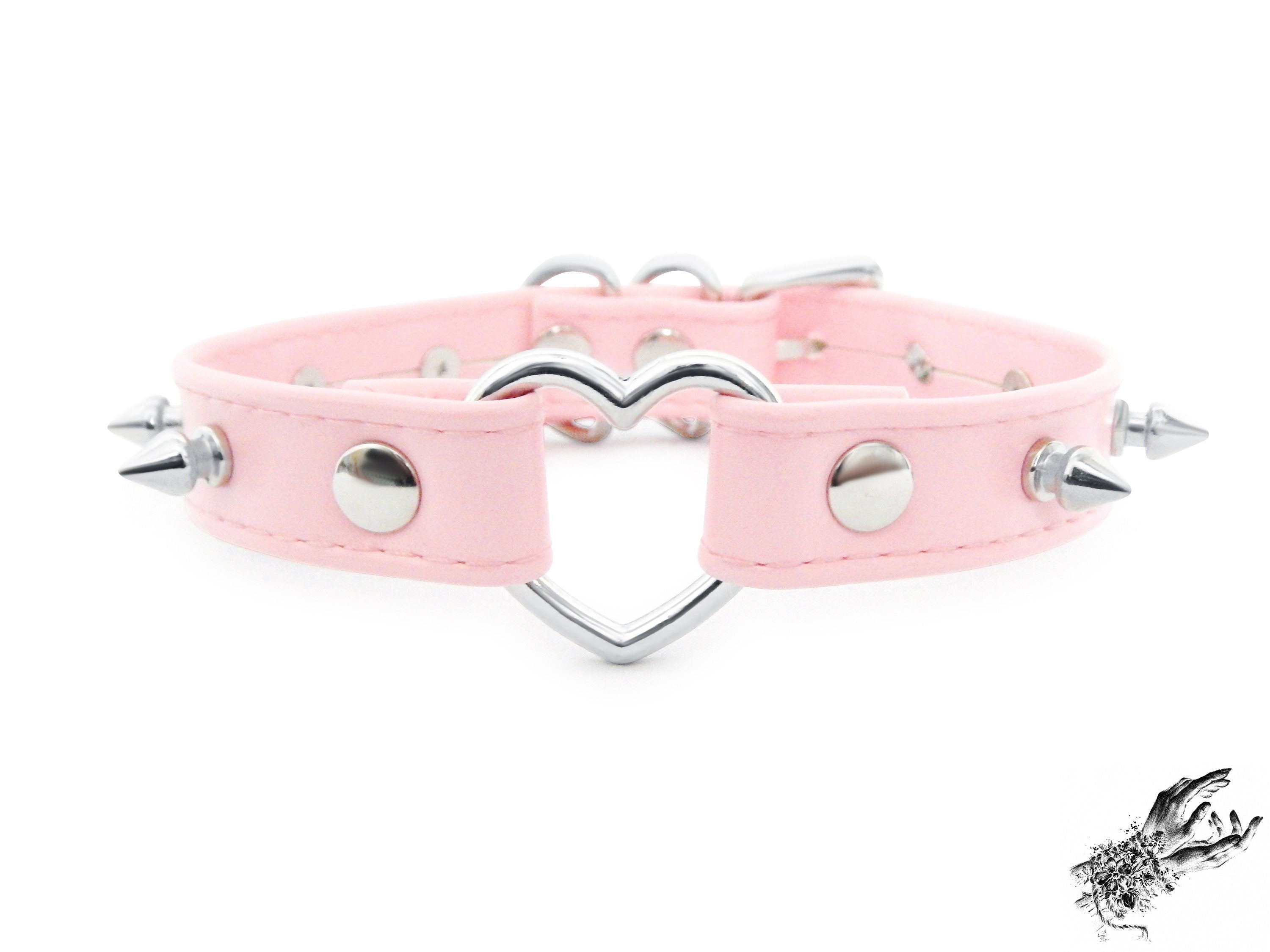 Gargantilla con aro de corazón con tachuelas de piel sintética rosa