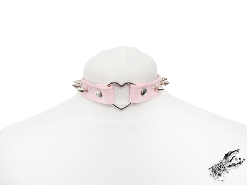 Gargantilla con aro de corazón con tachuelas de piel sintética rosa