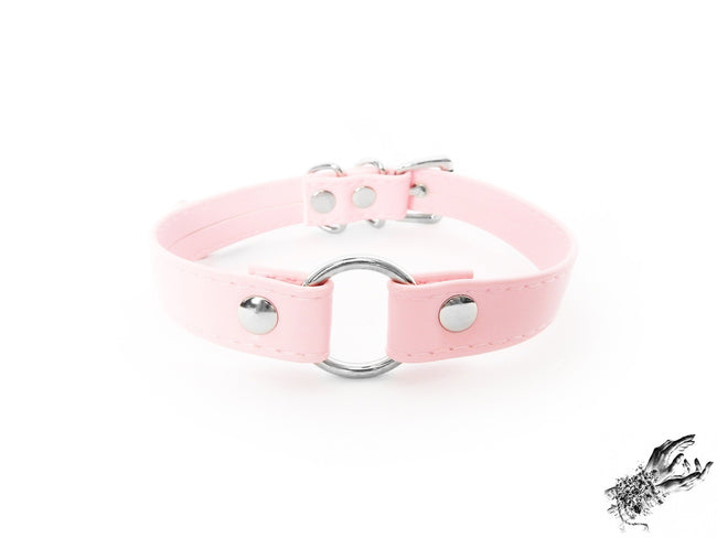 Pinkfarbener Kunstleder-O-Ring-Choker