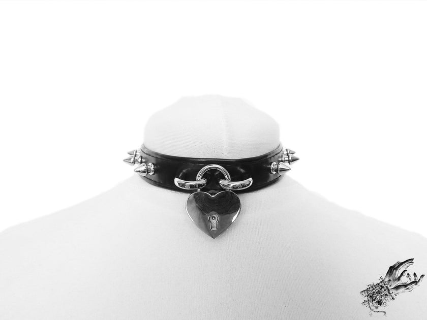 Gargantilla de cuero sintético negro con corazón tachonado y candado