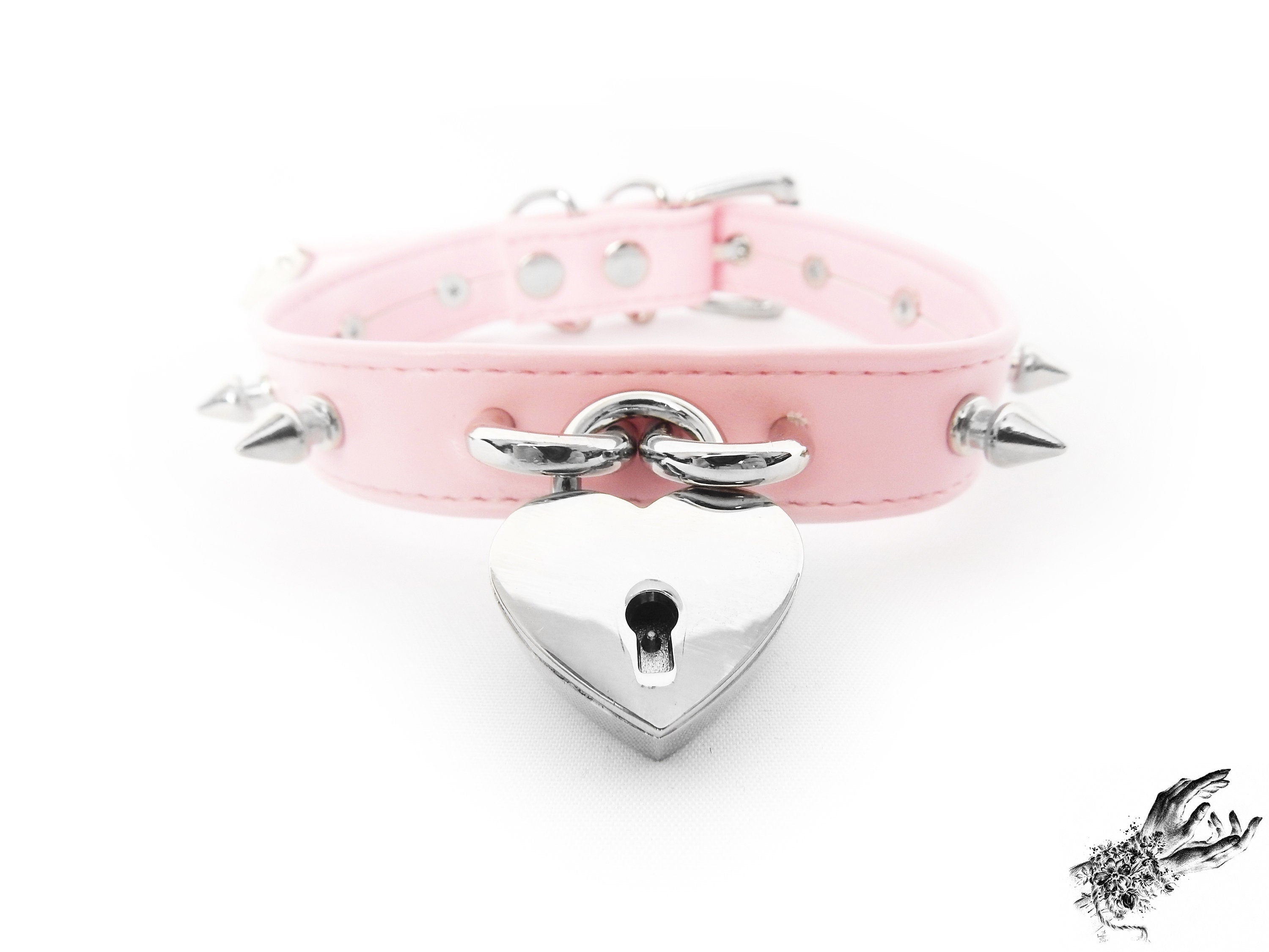 Gargantilla con tachuelas, candado de corazón y piel sintética rosa