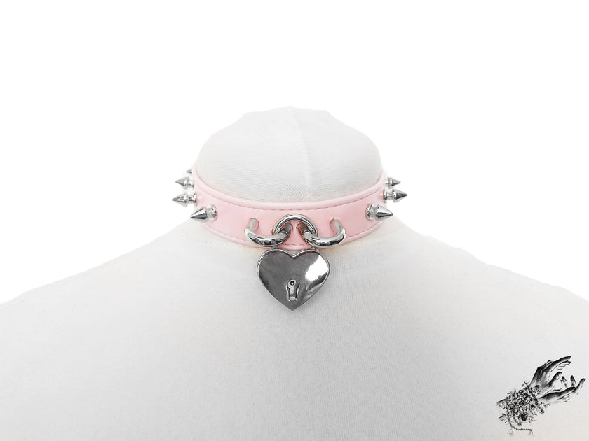 Gargantilla con tachuelas, candado de corazón y piel sintética rosa