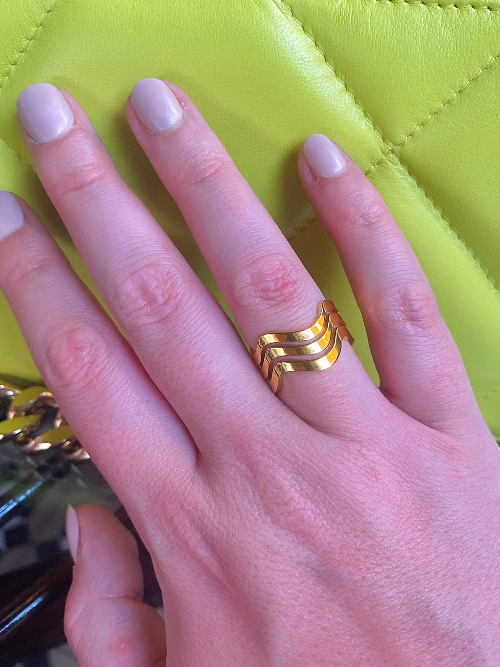 Anillo Ondulado Auris Luxe con Baño de Oro de 18k