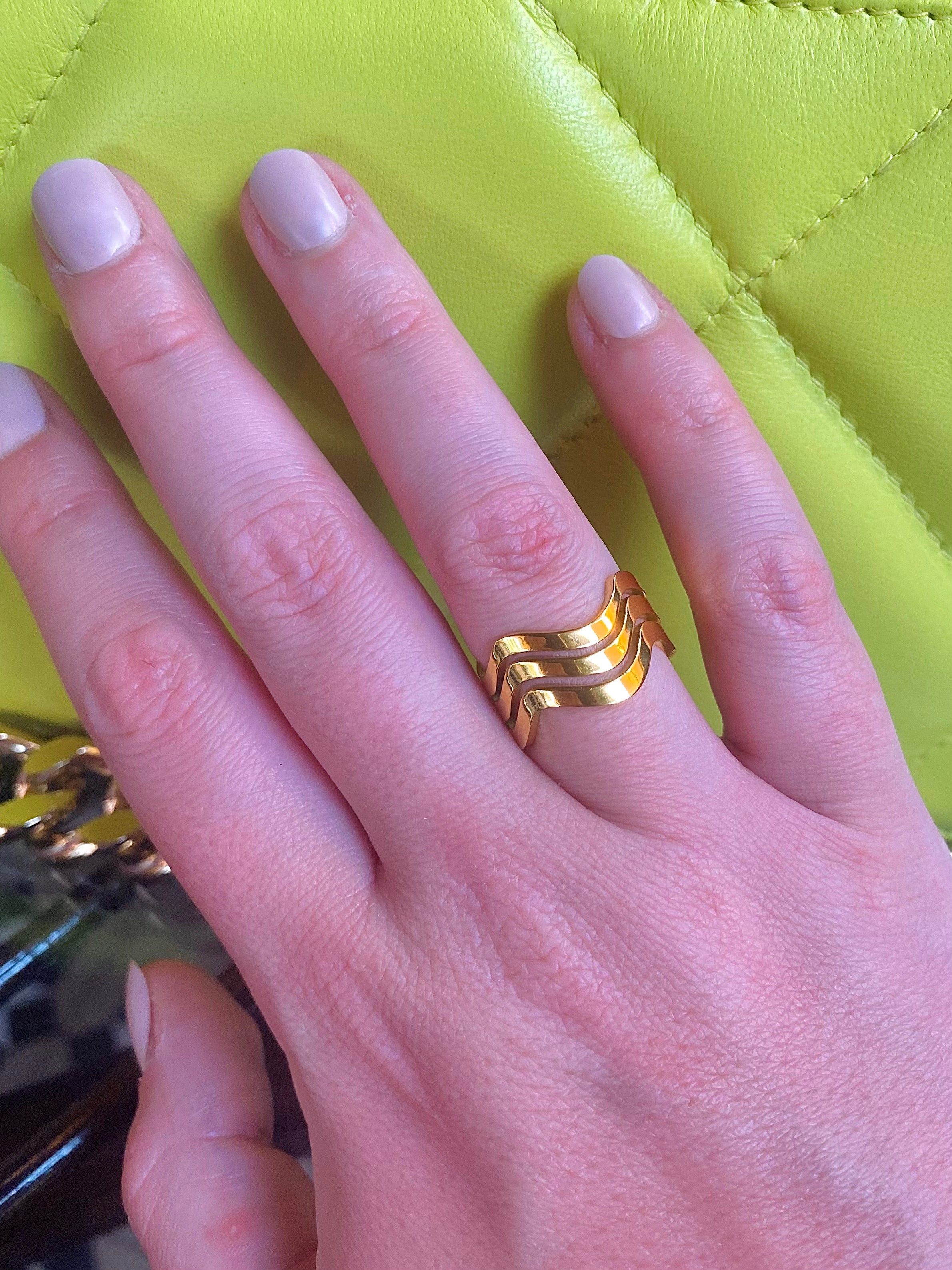 Anillo Ondulado Auris Luxe con Baño de Oro de 18k