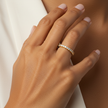 Anillo de banda de oro con halo