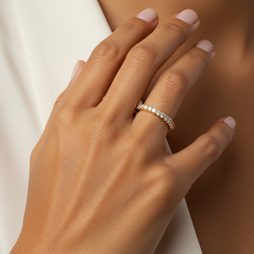 Anillo de banda de oro con halo