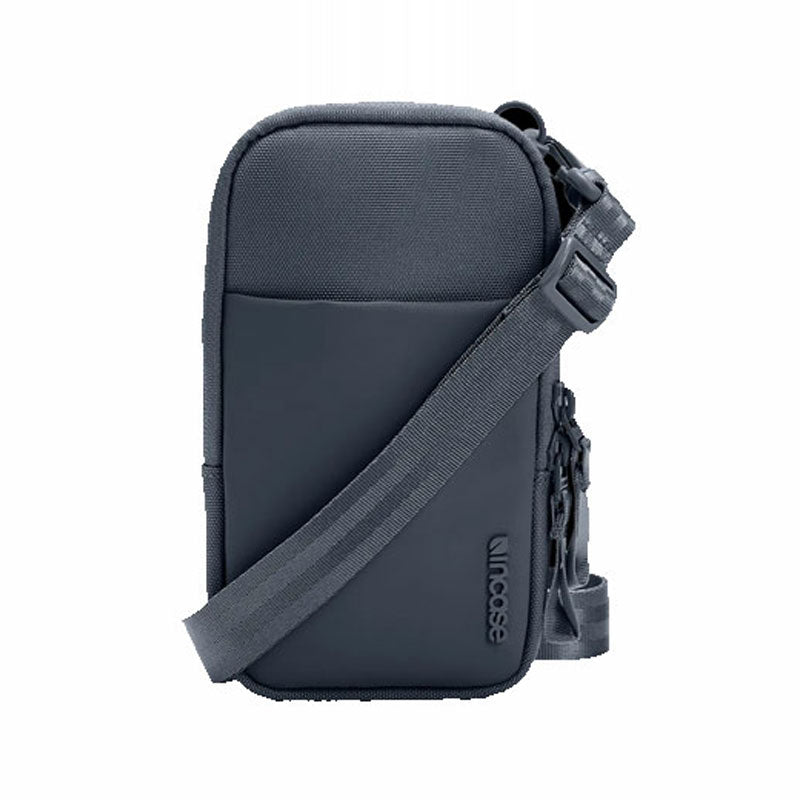 Bolso cruzado pequeño A.R.C. de InCase con poliéster 100 % reciclado ReSpun