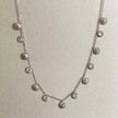 Collar de concha Hanaali tono plateado