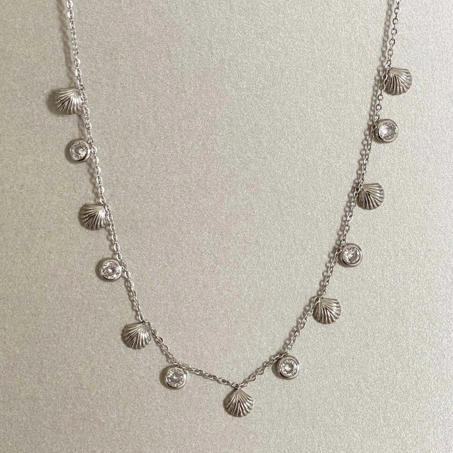 Collar de concha Hanaali tono plateado