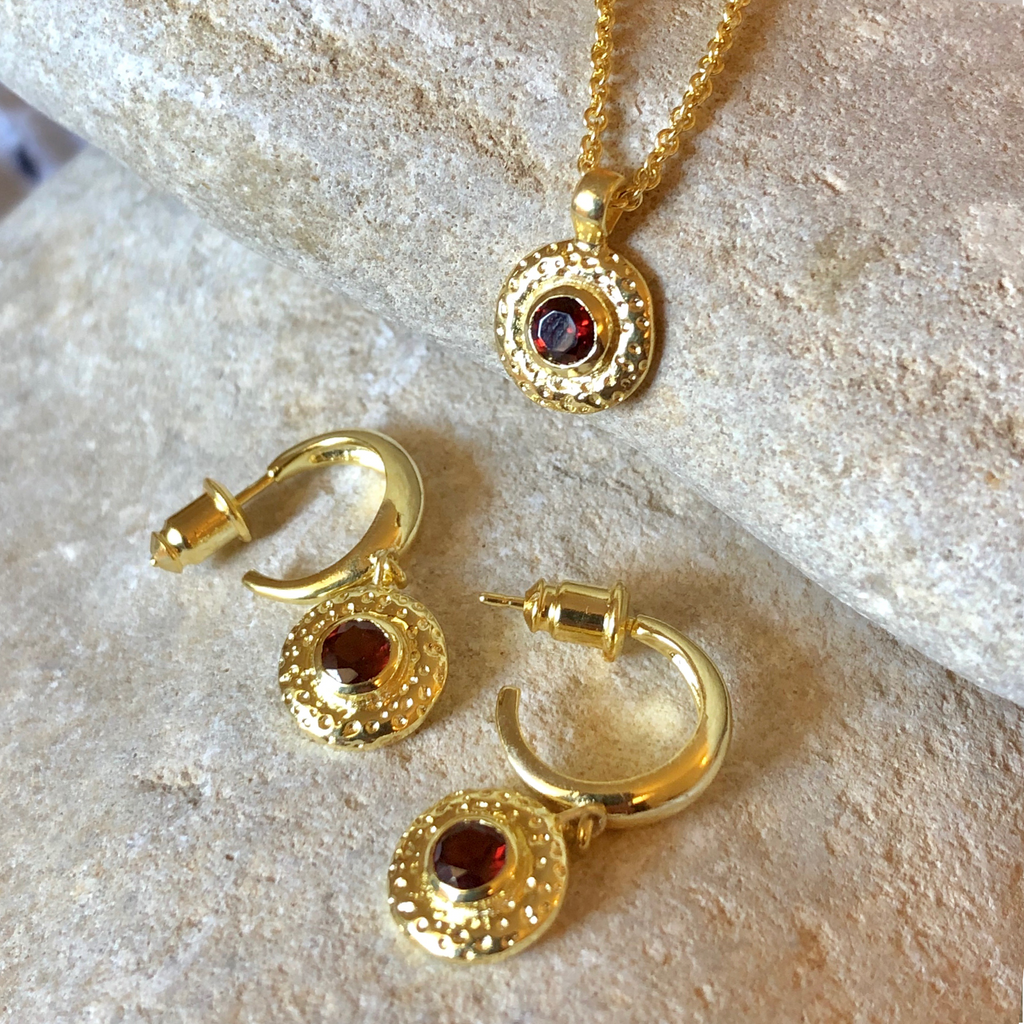 Luna Single Disc Pendant Necklace: Garnet