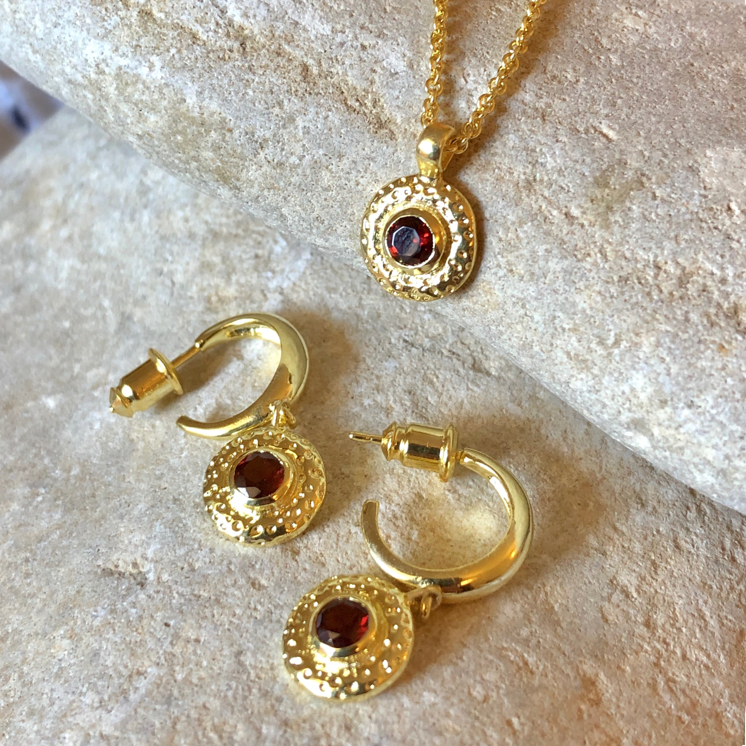 Luna Single Disc Pendant Necklace: Garnet