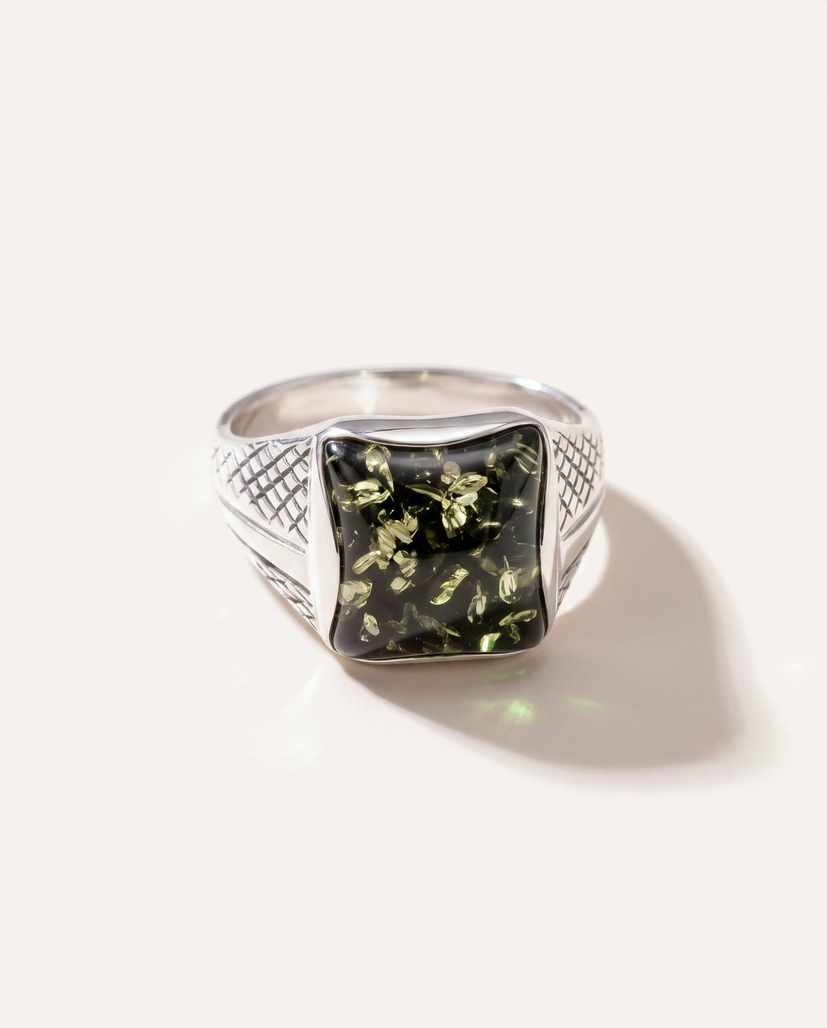 Herenring met groene barnsteen solitaire