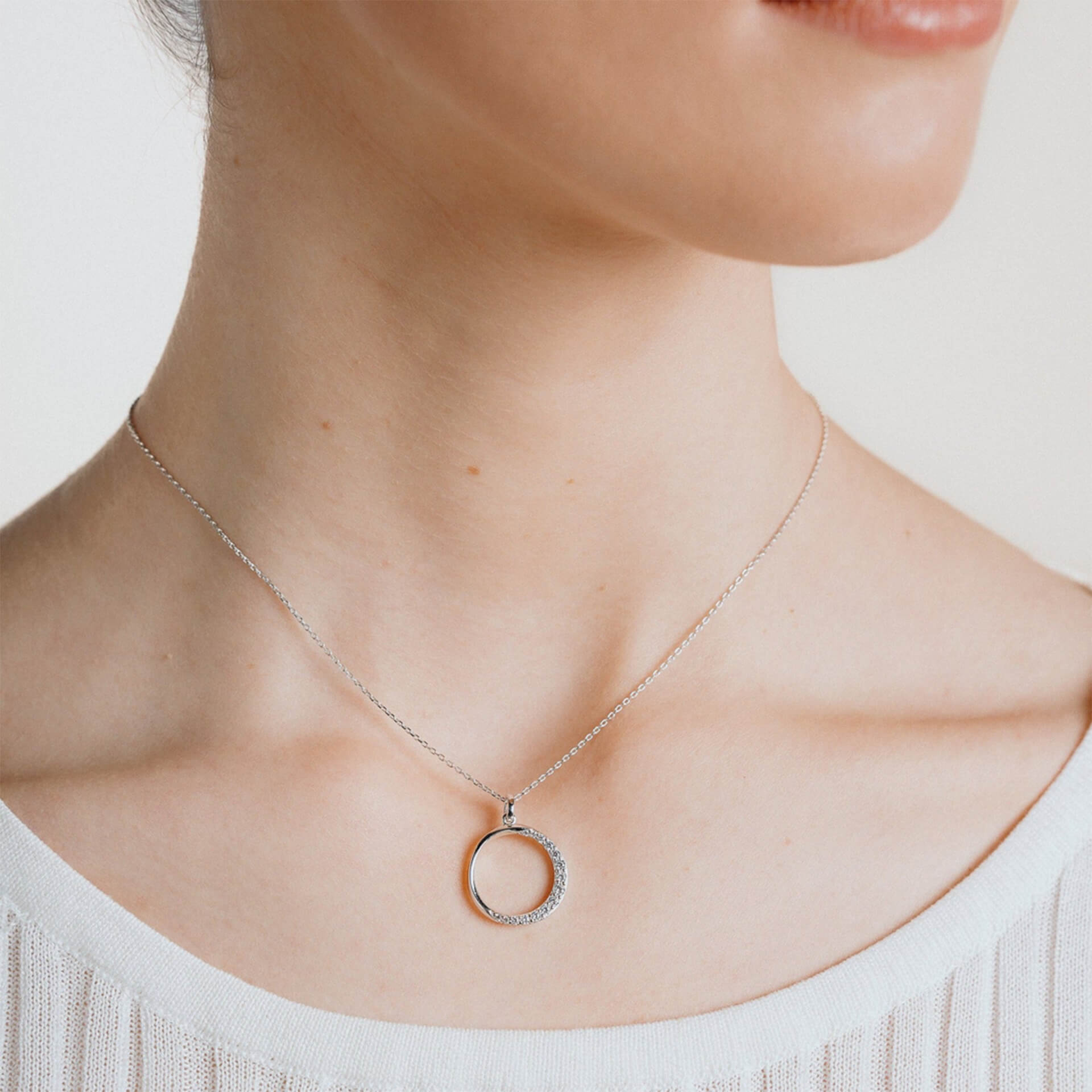 Diamonfire Halskette Offener Kreis mit halber Pavé-Fassung