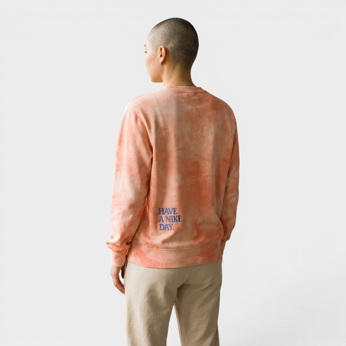 Bluza dresowa typu crewneck z dzianiny French Terry z efektem tie-dye
