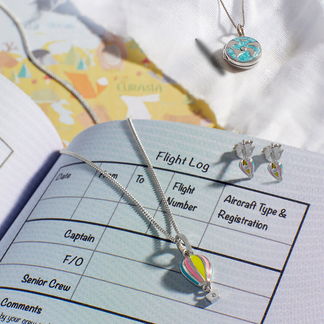 D Für Diamant, perlglänzender Emaille-Erd-Medaillon-Anhänger mit Diamant